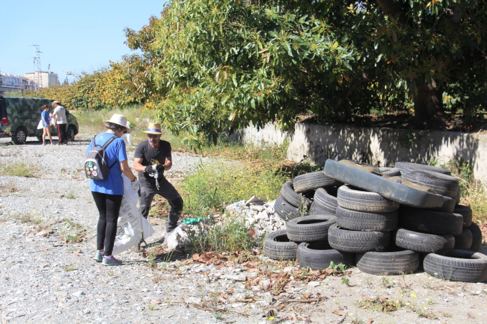 Voluntarios recogen 1.700 kilos de residuos  del cauce de Ro  Verde de Almucar 